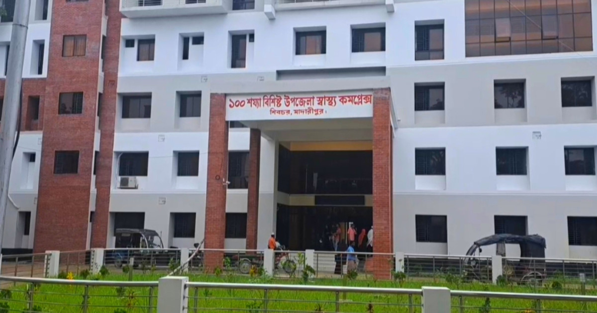 মাদারীপুরে সরকারি হাসপাতালে রোগীদের খাবার দিতে বিলম্ব, স্বজনদের ক্ষোভ