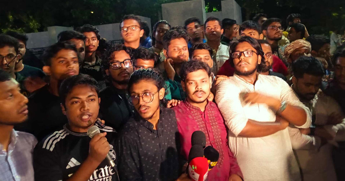 ঢাকায় ব্যবসায়ীকে হত্যার প্রতিবাদে ঢাবিতে বিক্ষোভ