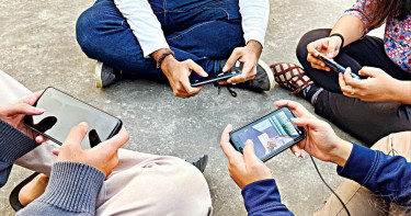 পুলিশ দাঁড়িয়ে আছে, তবুও পাবজি-ফ্রি ফায়ারে বুঁদ ওরা!