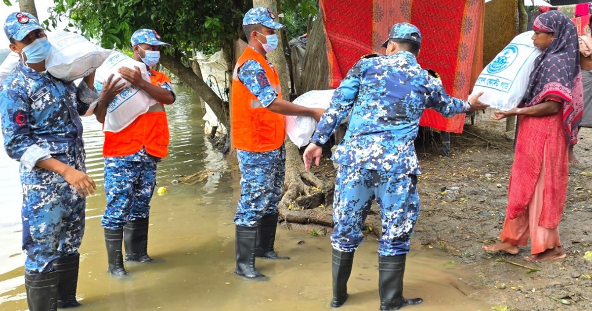 ফেনীতে বন্যার্তদের মাঝে ত্রাণসামগ্রী বিতরণ করেছে কোস্ট গার্ড