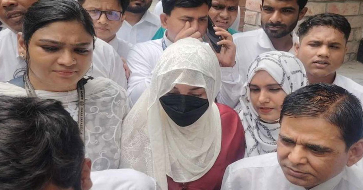 কেন বোরকা পরে আদালতে গেলেন অপু বিশ্বাস?