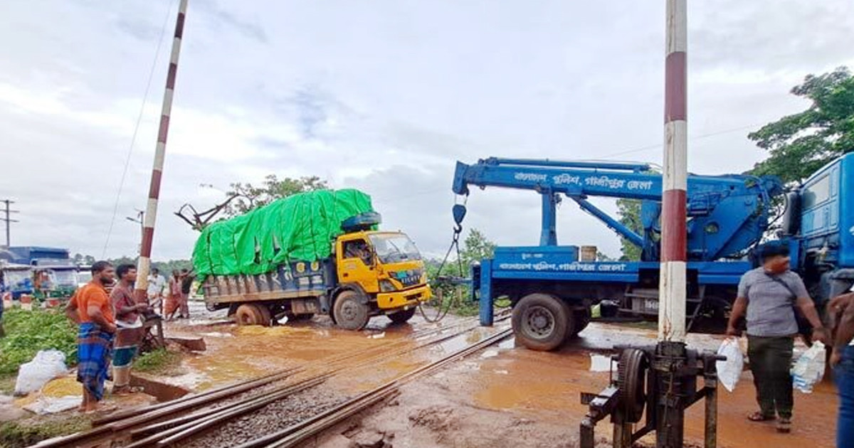 রেললাইনে আটকা মালবোঝাই ট্রাক, ৩ ঘণ্টা পর শুরু ঢাকার সঙ্গে উত্তরবঙ্গের ট্রেন চলাচল