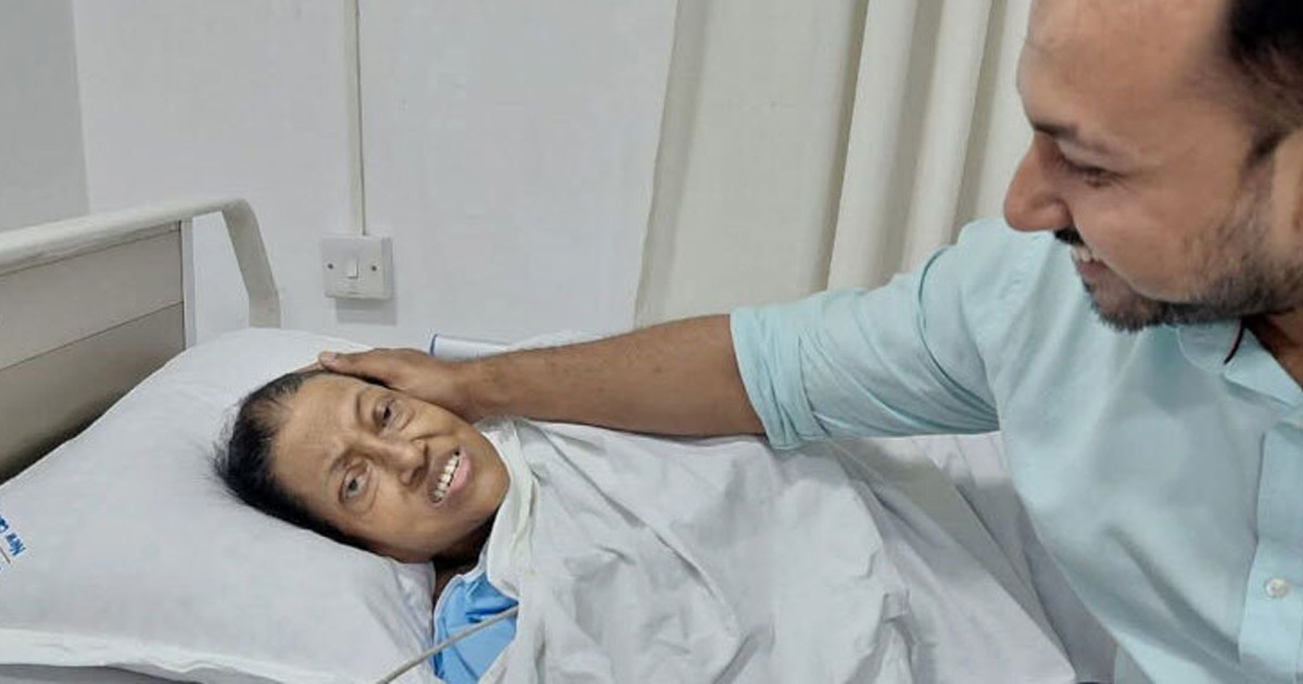 ‘আইসিইউ থেকে কেবিনে নেওয়া হয়েছে, মা ভালো আছেন’
