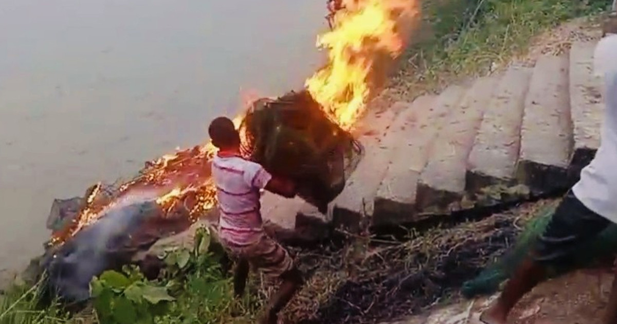 নাটোরে যৌথ অভিযানে সাড়ে ৪ লাখ টাকার অবৈধ জাল ধ্বংস