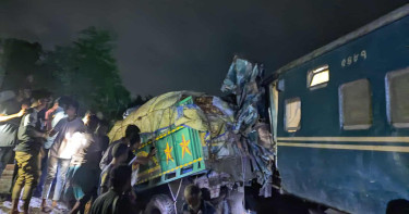 রেললাইনে উঠেই থামল ট্রাক, ট্রেনের ধাক্কায় নিহত ১
