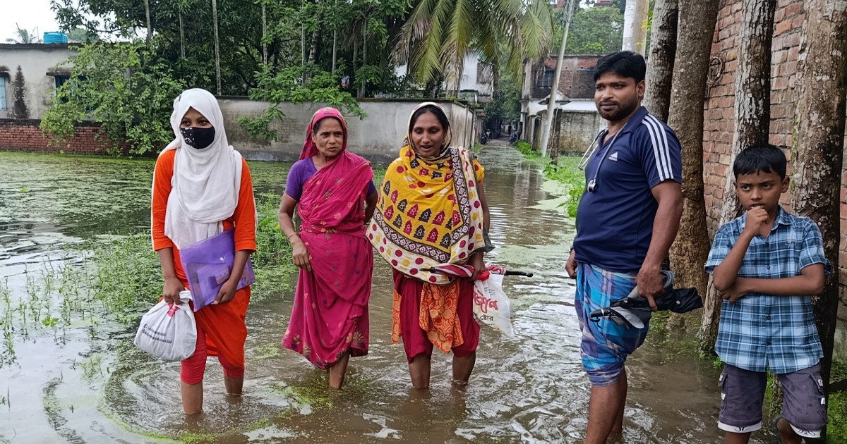 সাতক্ষীরার বিস্তীর্ণ এলাকা প্লাবিত, নাকাল জনজীবন