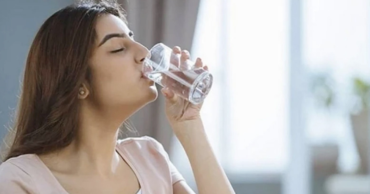 সকালে ঘুম থেকে উঠে কতটা পানি পান করা উচিত
