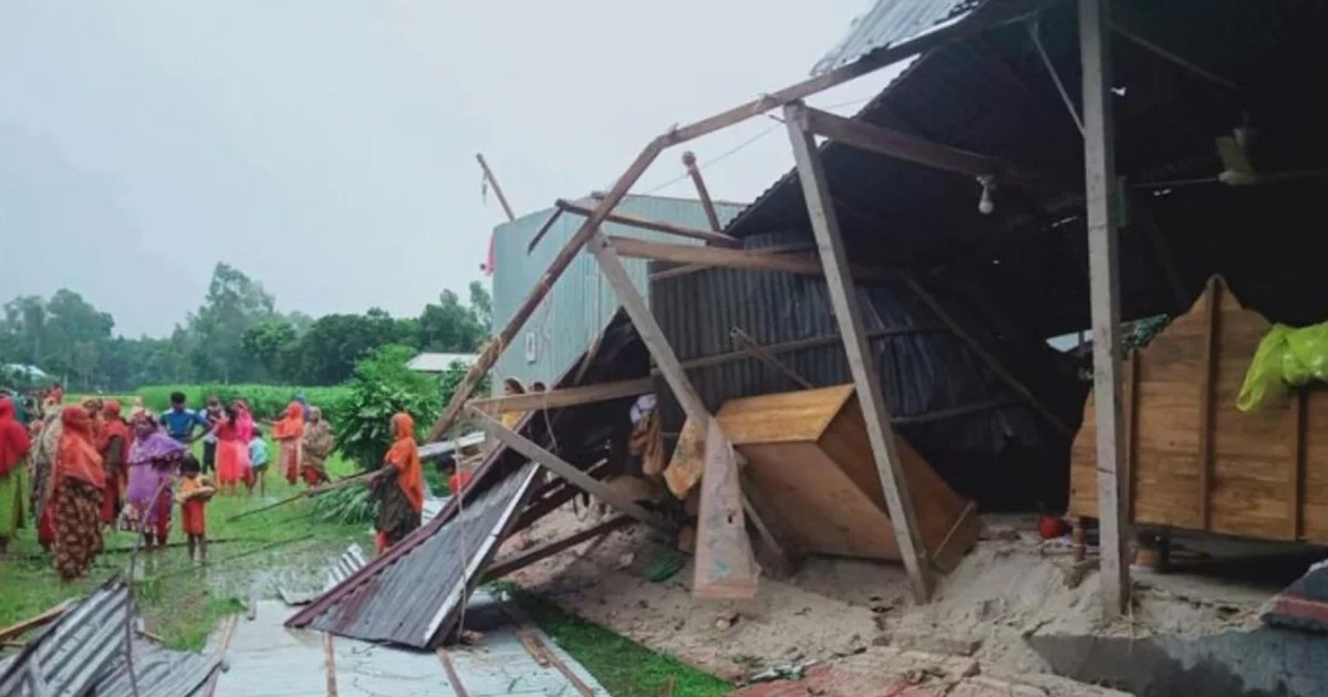সিরাজগঞ্জে দুই মিনিটের ঘূর্ণিঝড়ে লণ্ডভণ্ড চার গ্রাম