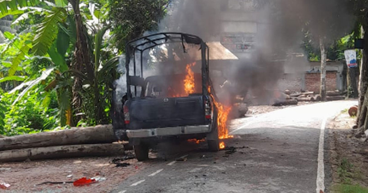 গোপালগঞ্জে পুলিশের গাড়িতে আগুন