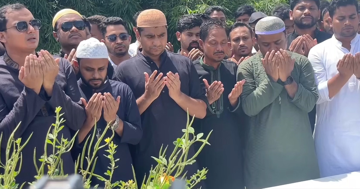 শহীদ ওয়াসিমের বাবাকে সঙ্গে নিয়ে কবর জিয়ারত করলেন ছাত্রদল সম্পাদক