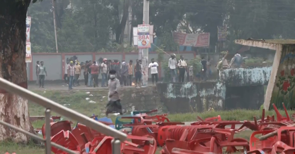গোপালগঞ্জে আইনশৃঙ্খলা বাহিনীর সঙ্গে হামলাকারীদের চলছে ধাওয়া-পাল্টা ধাওয়া