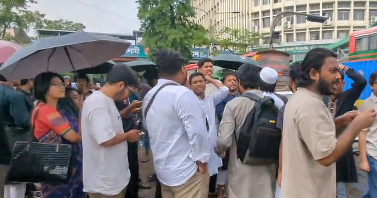 গোপালগঞ্জ ইস্যুতে ‘শাহবাগ ব্লকেড’, যান চলাচল বন্ধ