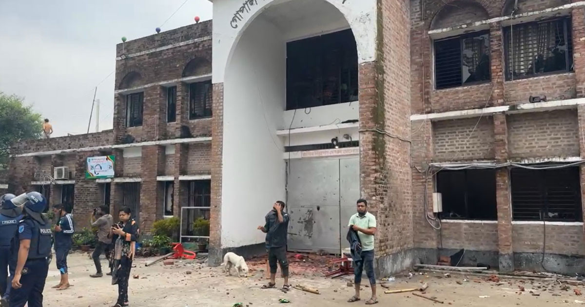 গোপালগঞ্জ কারাগারে নিষিদ্ধ ছাত্রলীগ-আ. লীগের হামলা ও লুটপাট