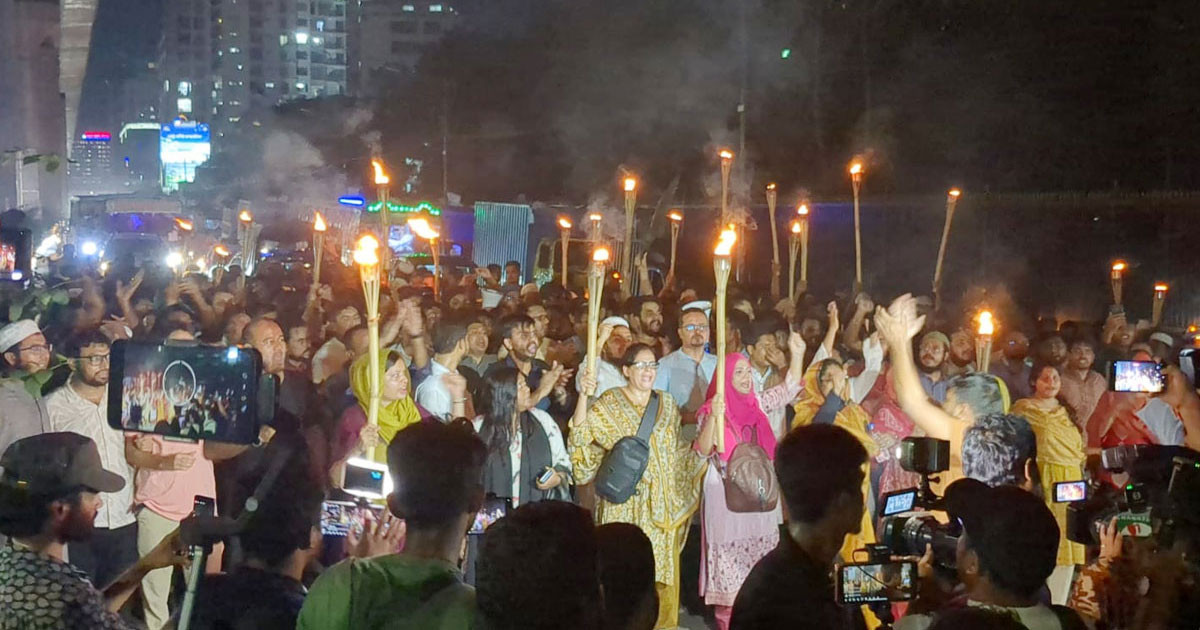 গোপালগঞ্জে হামলা: প্রতিবাদে রাজধানীতে এনসিপির মশাল মিছিল