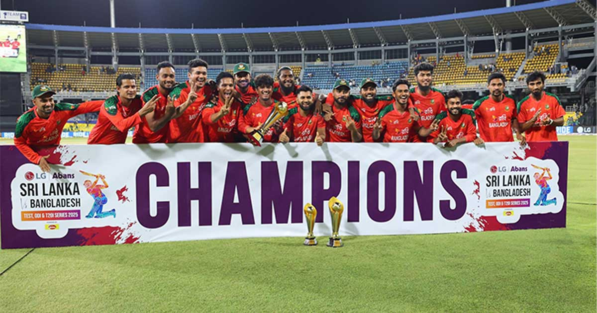 হাসিমুখে দেশে ফিরেছে বাংলাদেশ দল
