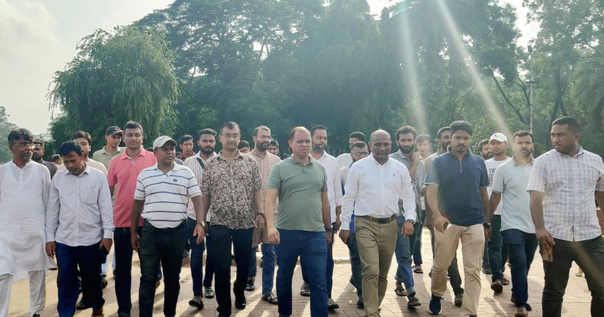 শহীদ জিয়ার মাজার এলাকার পরিচ্ছন্নতায় ‘আমরা বিএনপি পরিবার’