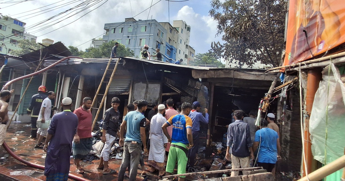 নারায়ণগঞ্জে হকার্স মার্কেটে আগুন, পুড়ে ছাই ৩০ দোকান