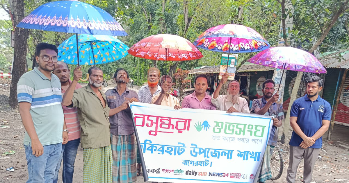 ফকিরহাটে ভ্যানচালকদের মাঝে বসুন্ধরা শুভসংঘের ছাতা বিতরণ