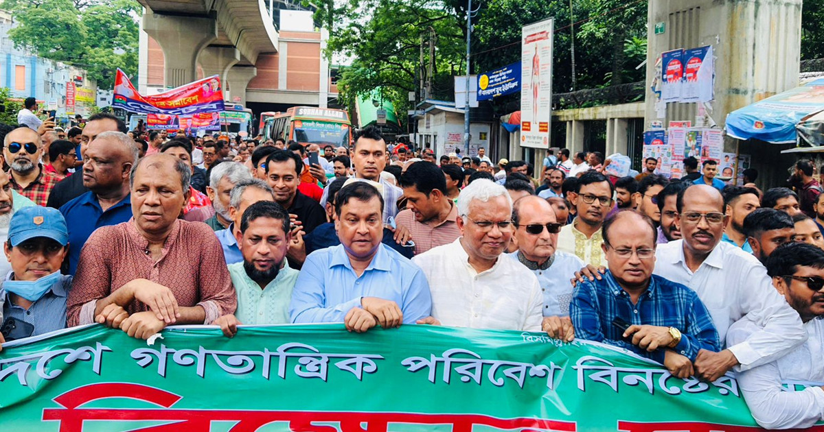 তারেক রহমানের ভাবমূর্তি ক্ষুণ্ণের অপচেষ্টায় ঢাকায় পেশাজীবীদের মৌন মিছিল