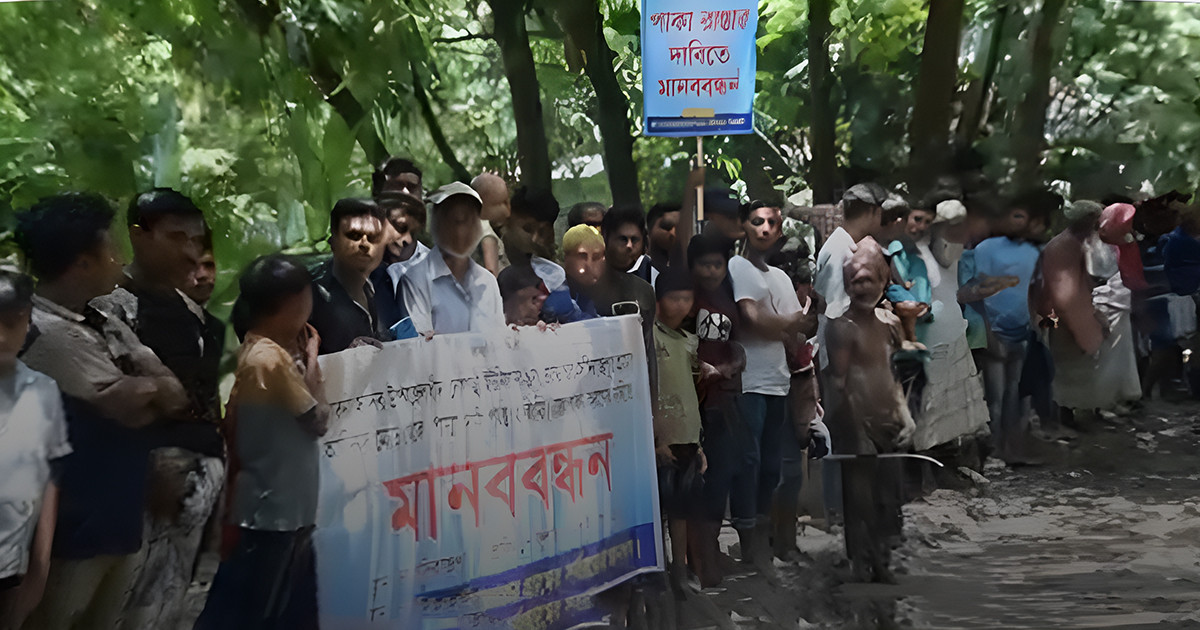 পদ্মা নদী থেকে অবৈধভাবে বালু উত্তোলন ও অপরিকল্পিত ইটভাটা স্থাপনে প্রতিবাদ