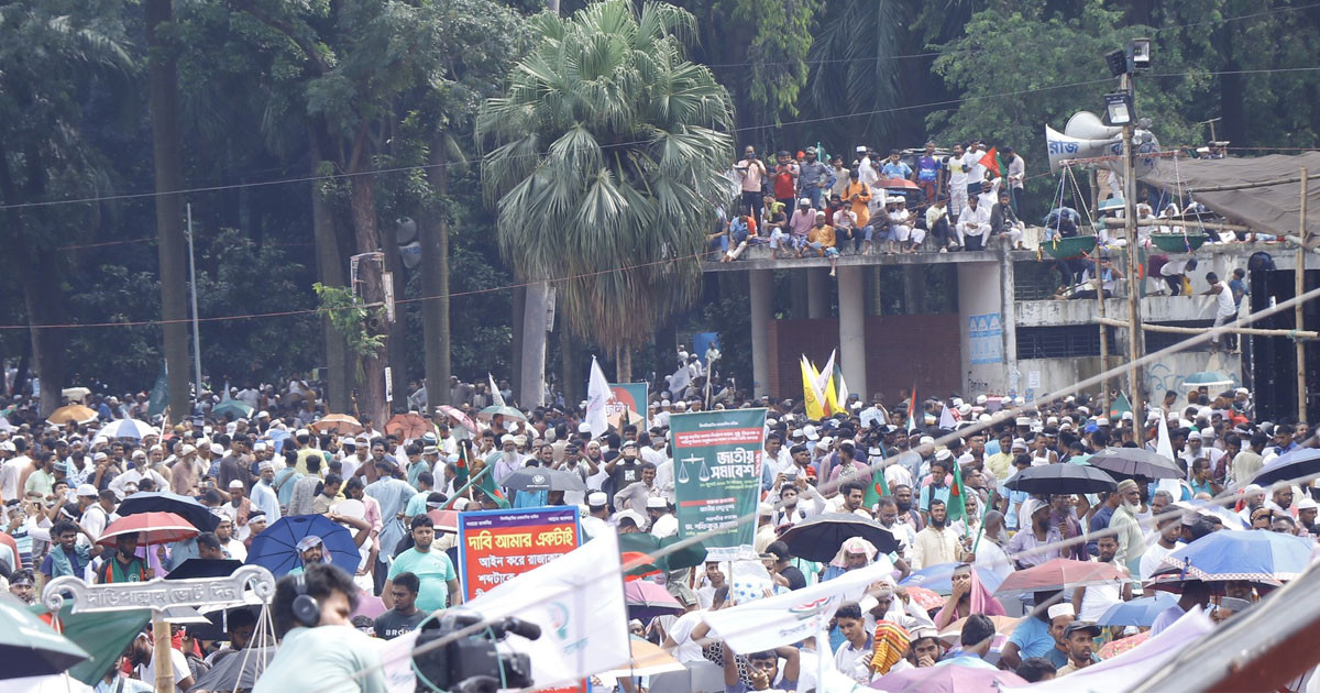 স্লোগানে মুখর রাজপথ, সারা দেশ থেকে সোহরাওয়ার্দী উদ্যানমুখী নেতাকর্মীরা
