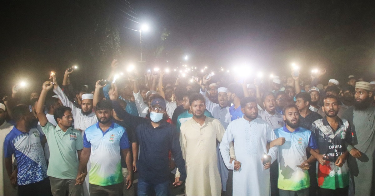 শিক্ষার্থীর রহস্যজনক মৃত্যু: তদন্ত ও বিচার দাবিতে ছাত্রশিবিরের টর্চ লাইট মিছিল