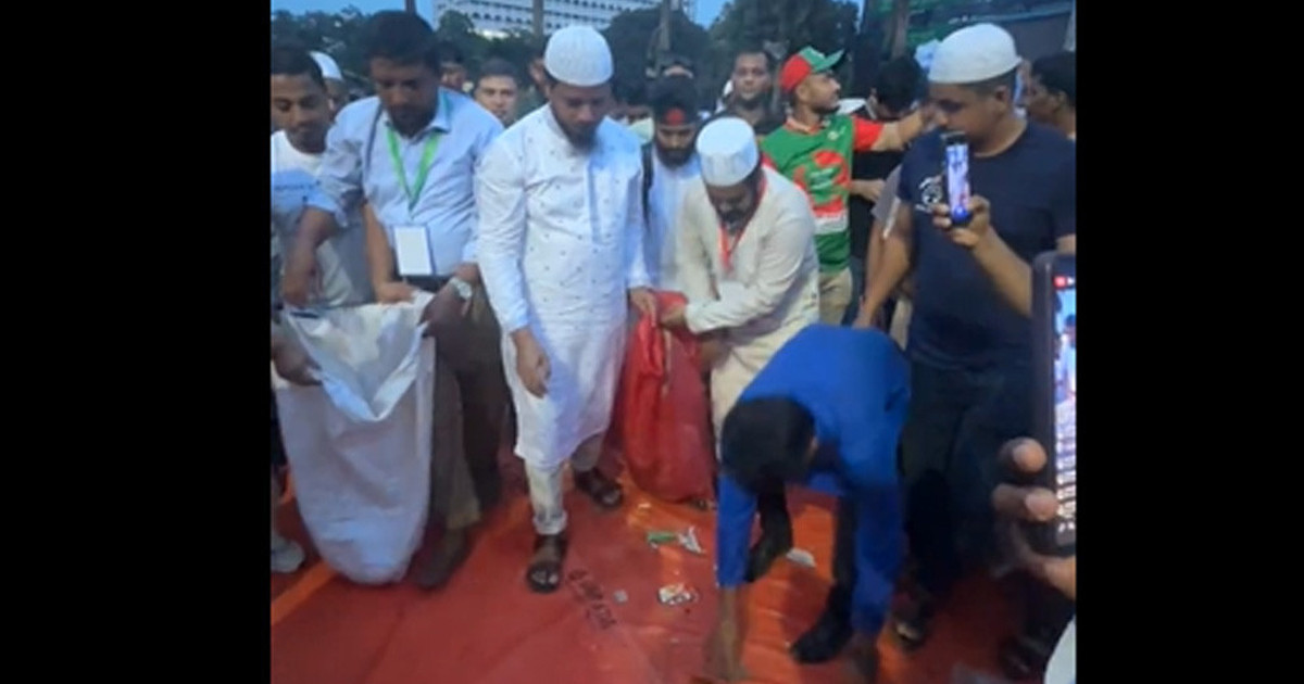 সোহরাওয়ার্দী উদ্যান পরিষ্কার করছেন জামায়াত নেতাকর্মীরা