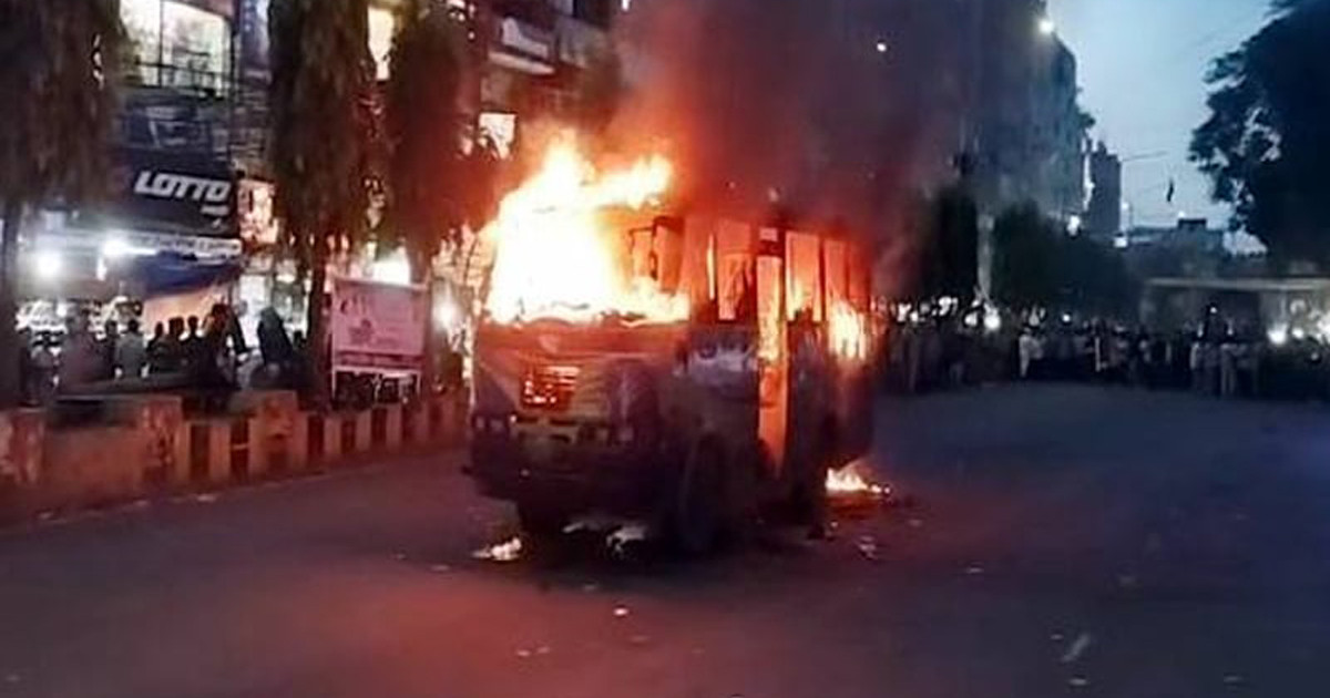 চট্টগ্রামে বাসে আগুন দিল দুর্বৃত্তরা