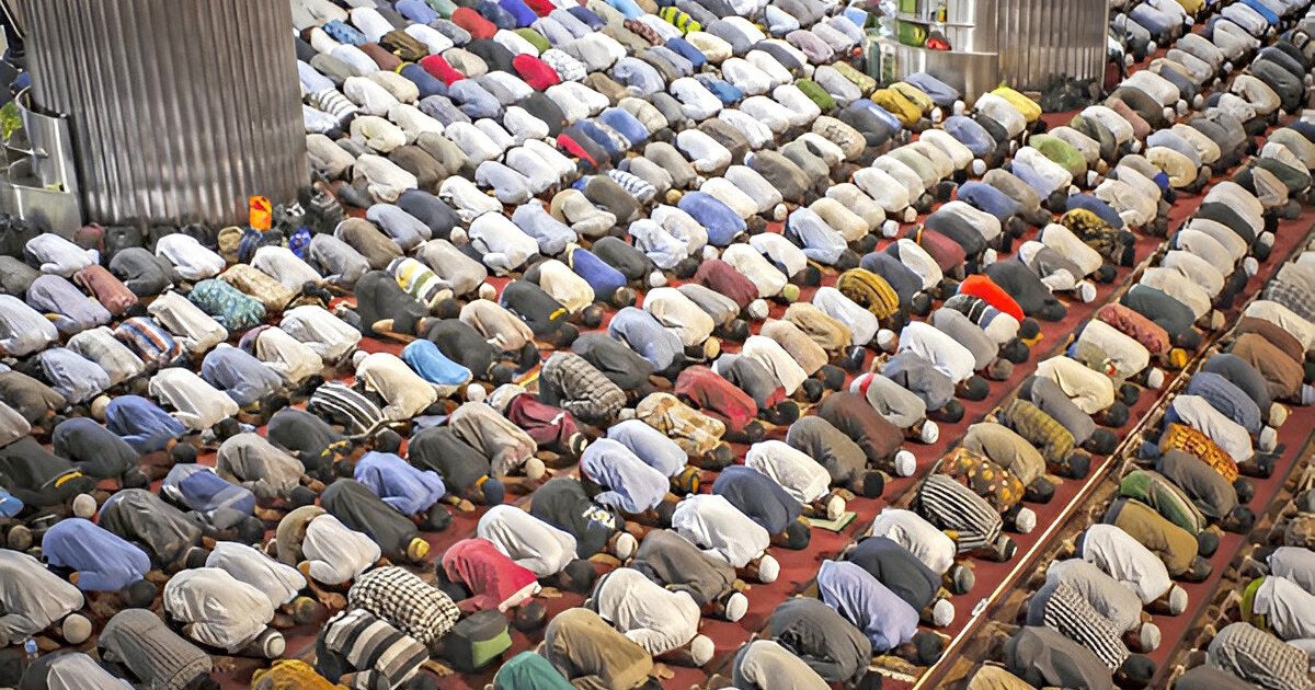 জামাতে নামাজ আদায়ে প্রচলিত ১০ ভুল