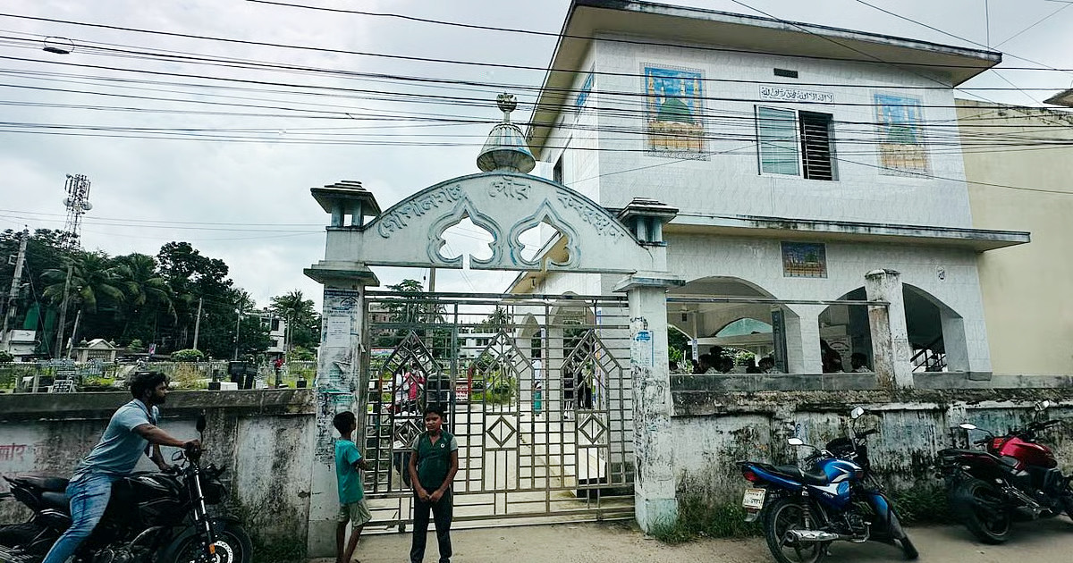 কবর থেকে তোলা হচ্ছে গোপালগঞ্জে নিহত ৩ জনের লাশ