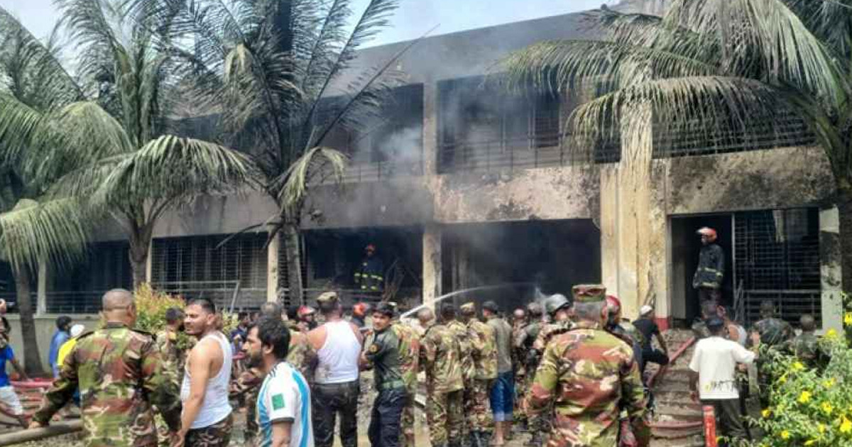 মাইলস্টোনে ক্লাস চলাকালীন সময়ে বিধ্বস্ত হয় বিমান