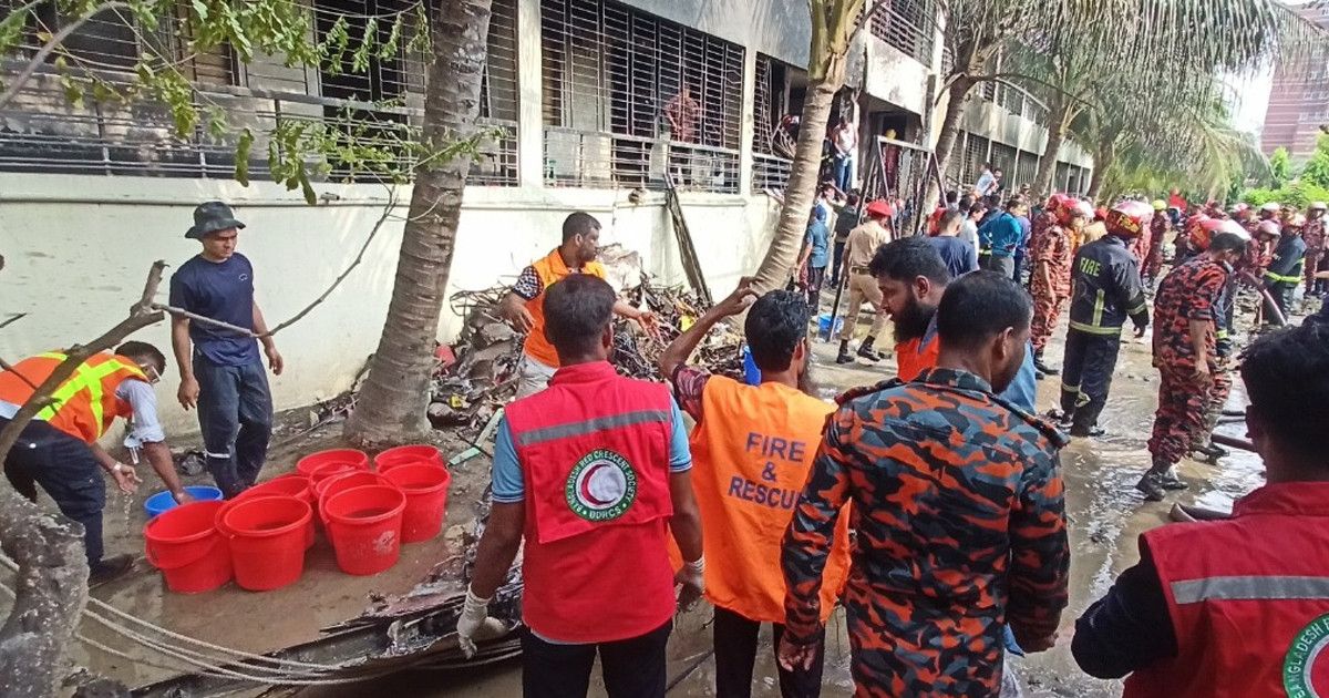 বিমান বিধ্বস্তের ঘটনায় রেড ক্রিসেন্টের জরুরি সহায়তা