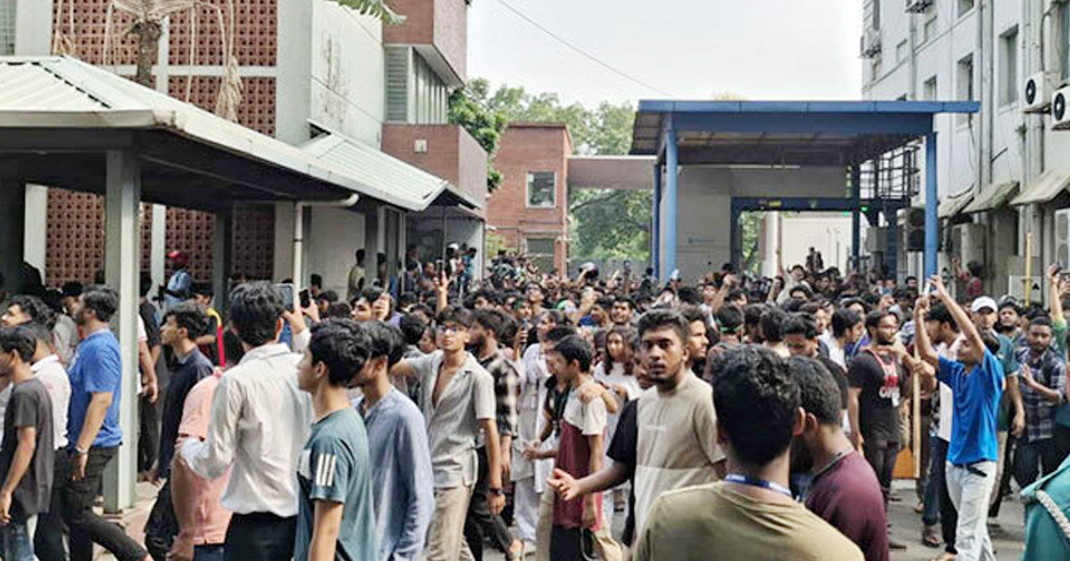 সচিবালয়ে ঢুকে পড়া শিক্ষার্থীদের সরিয়ে দিল আইনশৃঙ্খলা বাহিনী