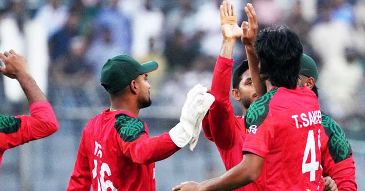পাকিস্তানের টপ অর্ডার বিধ্বস্ত করে দিলেন শরিফুল-সাকিবরা