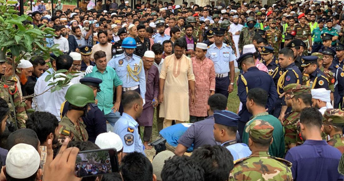 কাঁধে সন্তানের লাশ, বুকফাটা আর্তনাদে সবাইকে কাঁদালেন সেই পাইলটের বাবা