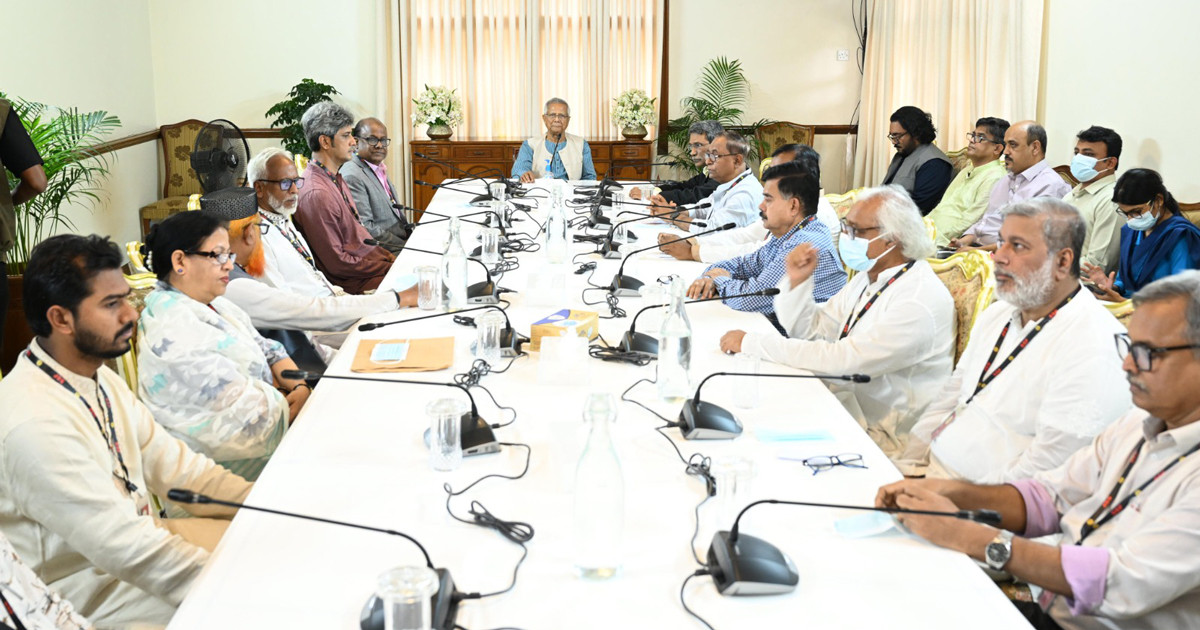 ১৩ রাজনৈতিক দলের নেতাদের সঙ্গে বৈঠকে প্রধান উপদেষ্টা