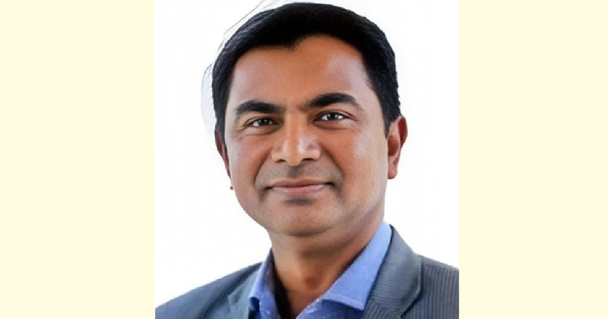 চুল পাকে প্রজ্ঞায়, দাড়ি পাকে কাটায়
