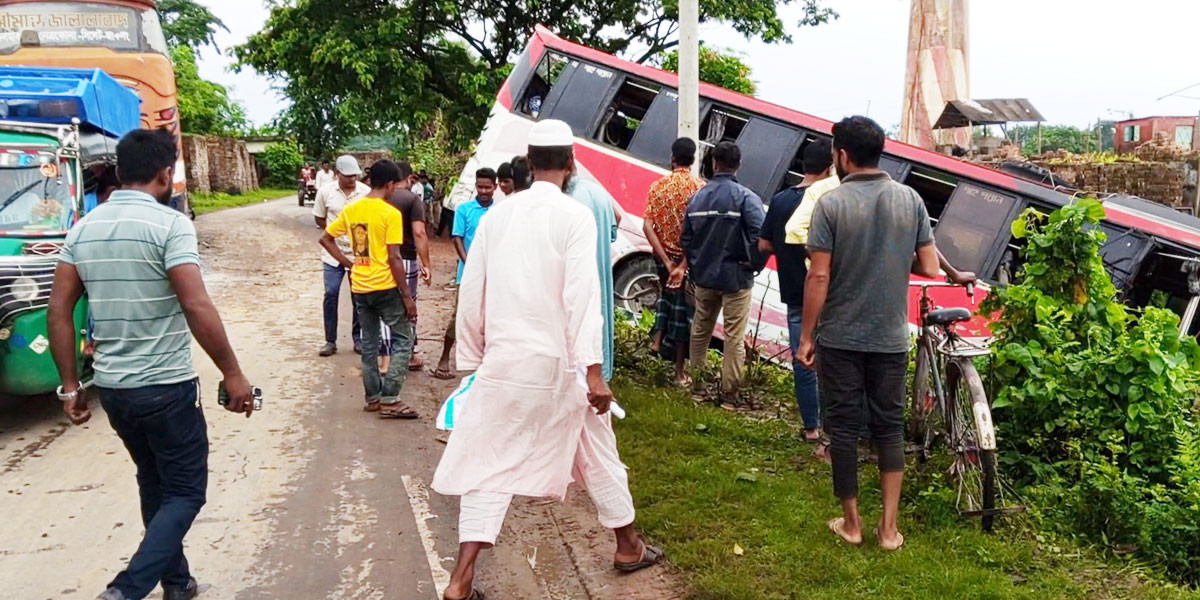 নেত্রকোনায় দুটি বাসের মুখোমুখি সংঘর্ষে আহত ২৫