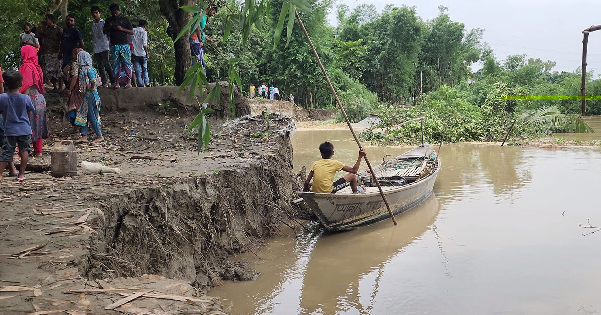 ‘কোনোমতে জানডা লইয়া বাহির হইছি’