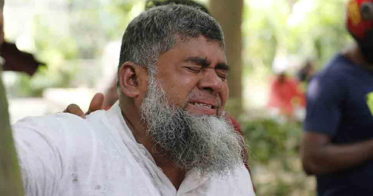 এখনো ক্যাম্পাসের গেটে জড়ো হওয়া মানুষের নীরব কান্না