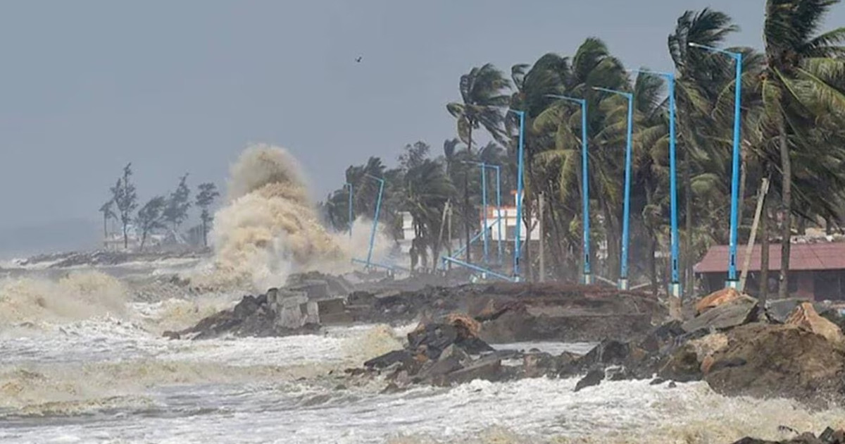 রাতে ১১ জেলায় ৬০ কিমি বেগে ঝড়, জলোচ্ছ্বাসের শঙ্কা