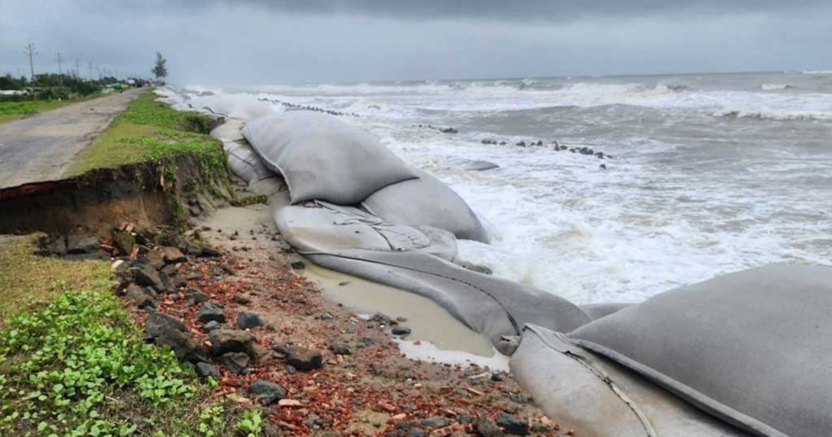 জোয়ারের আঘাতে মেরিন ড্রাইভে আবারও ভাঙন