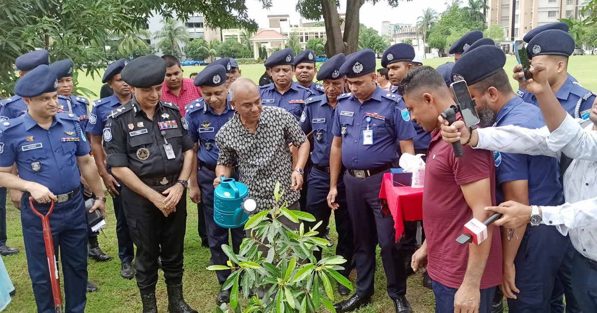 অবৈধ অস্ত্র উদ্ধারে আইন-শৃঙ্খলা বাহিনী তৎপর: স্বরাষ্ট্র উপদেষ্টা