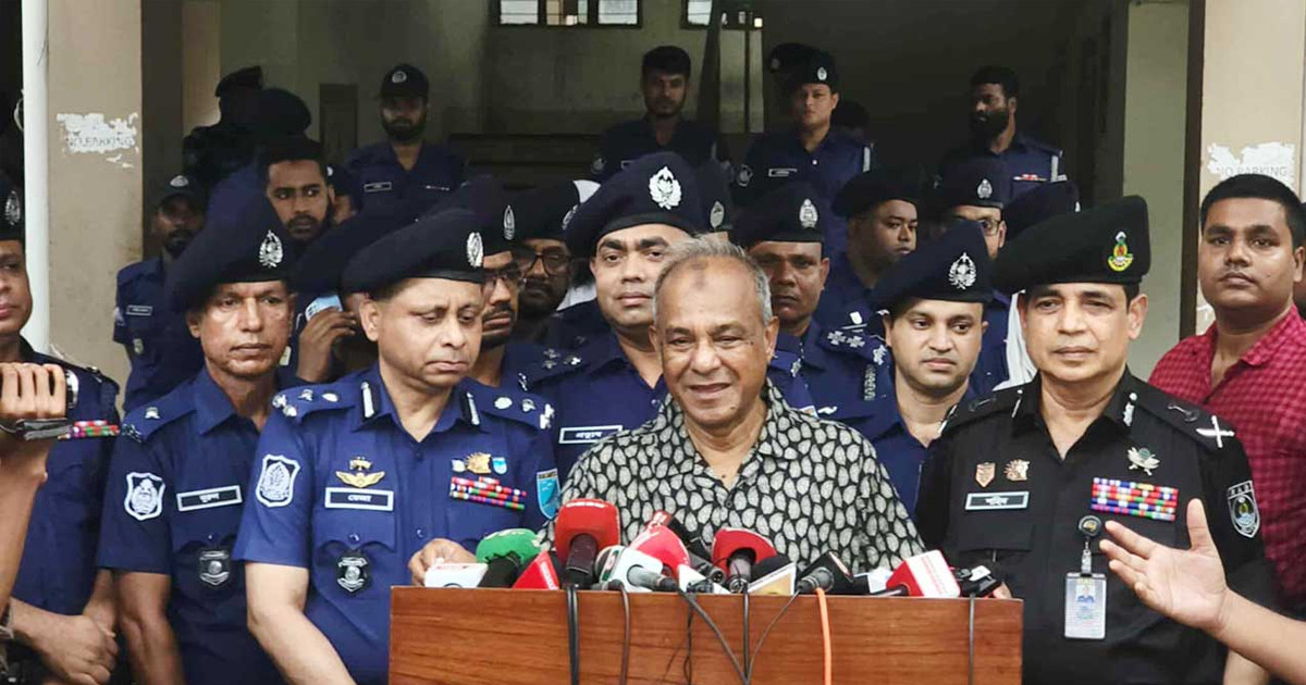 অবৈধ অস্ত্র উদ্ধারে আইন-শৃঙ্খলা বাহিনী তৎপর: স্বরাষ্ট্র উপদেষ্টা