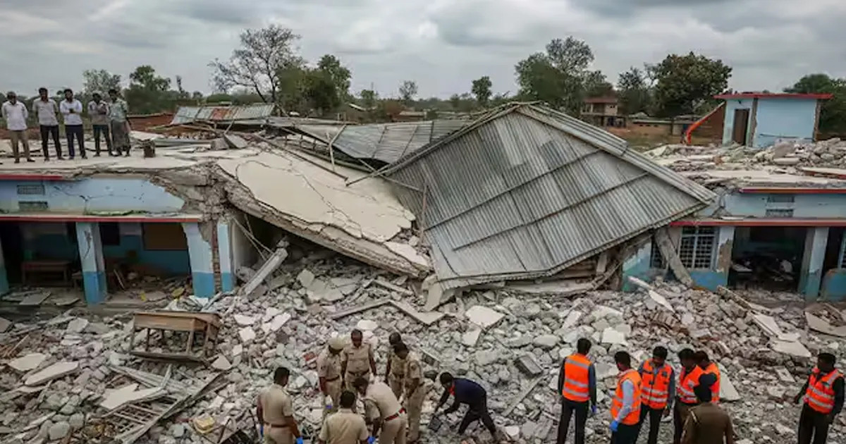 স্কুলের ছাদ ভেঙে মৃত ৭ শিশু, আহত অন্তত ২৮