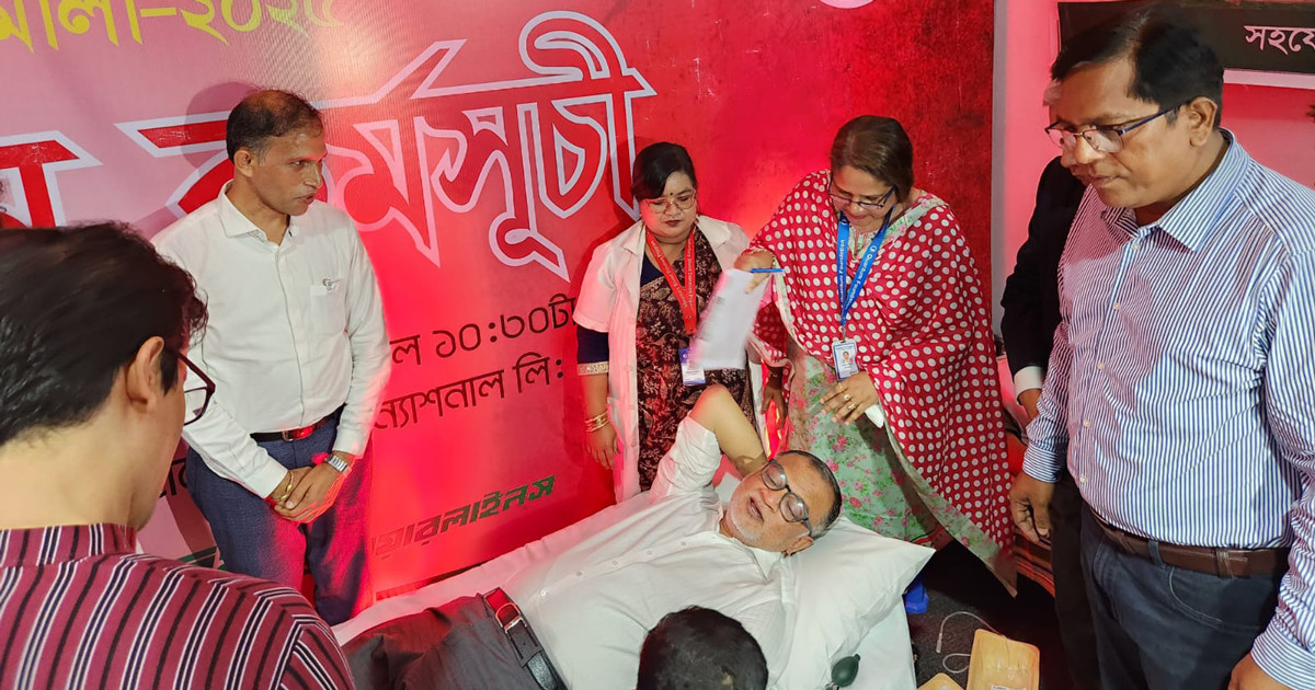 স্বেচ্ছায় রক্তদান করলেন পর্যটন উপদেষ্টা