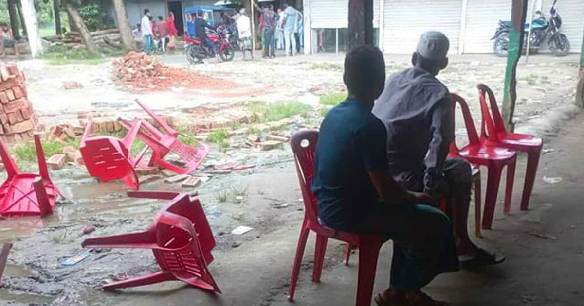 ব্যানারে ছবি নেই আহ্বায়কের, হামলায় পণ্ড সভা