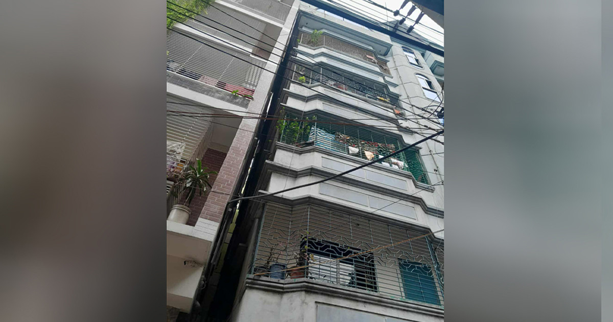 রাজধানীতে হেলে পড়ল বহুতল ভবন