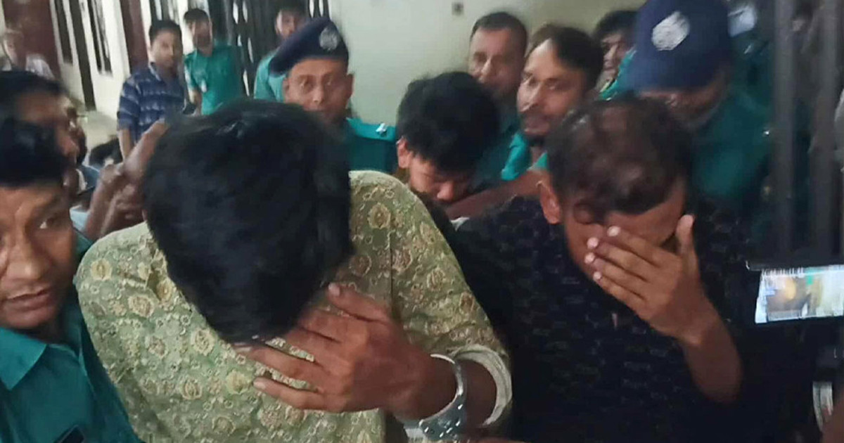 আদালত প্রাঙ্গণে ‘চাঁদাবাজ’ স্লোগান, মাথা নিচু বৈষম্যবিরোধী ৪ ছাত্রনেতার