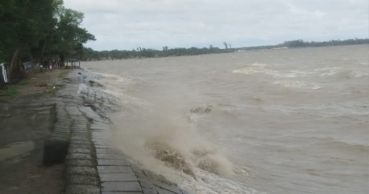 মেঘনার তীর রক্ষা বাঁধের ১২ পয়েন্টে ধস, আতঙ্কিত স্থানীয়রা